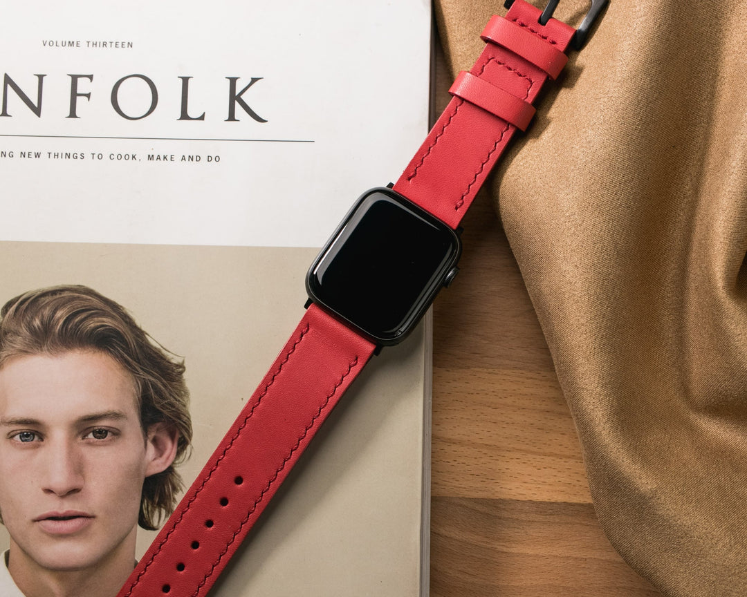 Roarstraps el yapımı deri apple watch kayışı kırmızı renkte, şık ve dayanıklı bir tasarım sunuyor.