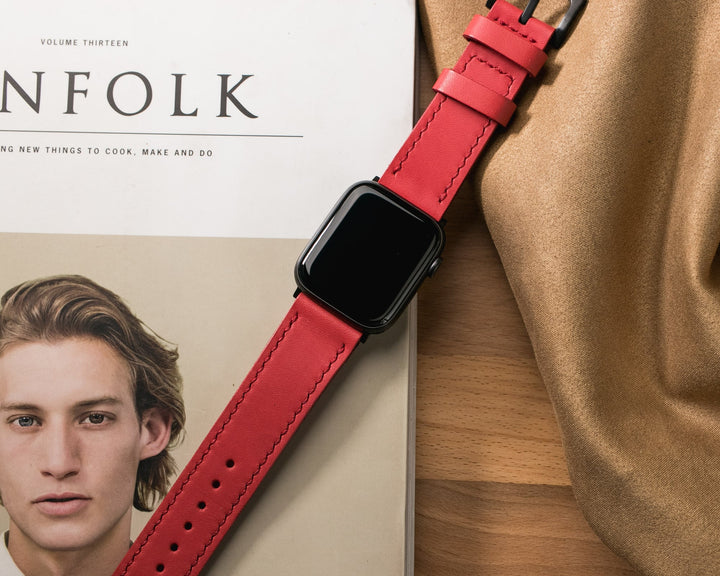 Roarstraps el yapımı deri apple watch kayışı kırmızı renkte, şık ve dayanıklı bir tasarım sunuyor.