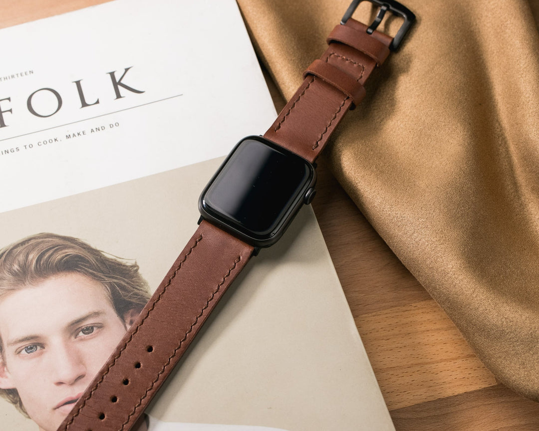 Roarstraps el yapımı deri Apple Watch kayışı koyu kahverengi tonlarda, şık ve modern tasarım.
